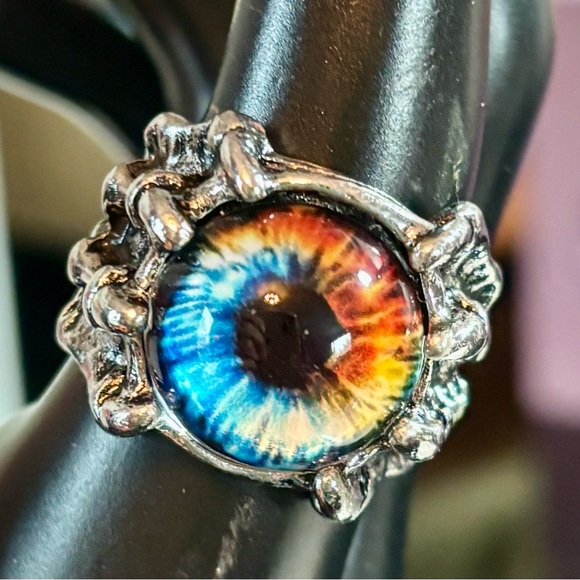 Silvertone Fashion Goth Dragon’s Eye Ring Mounted in Skeletal Hands Adj. 9 1\2+ - Picture 4 of 5
